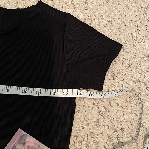 HALARA NWT Short Sleeve Crisscross Cut Out Cropped Yoga Sports Top Black Size M - Picture 8 of 10